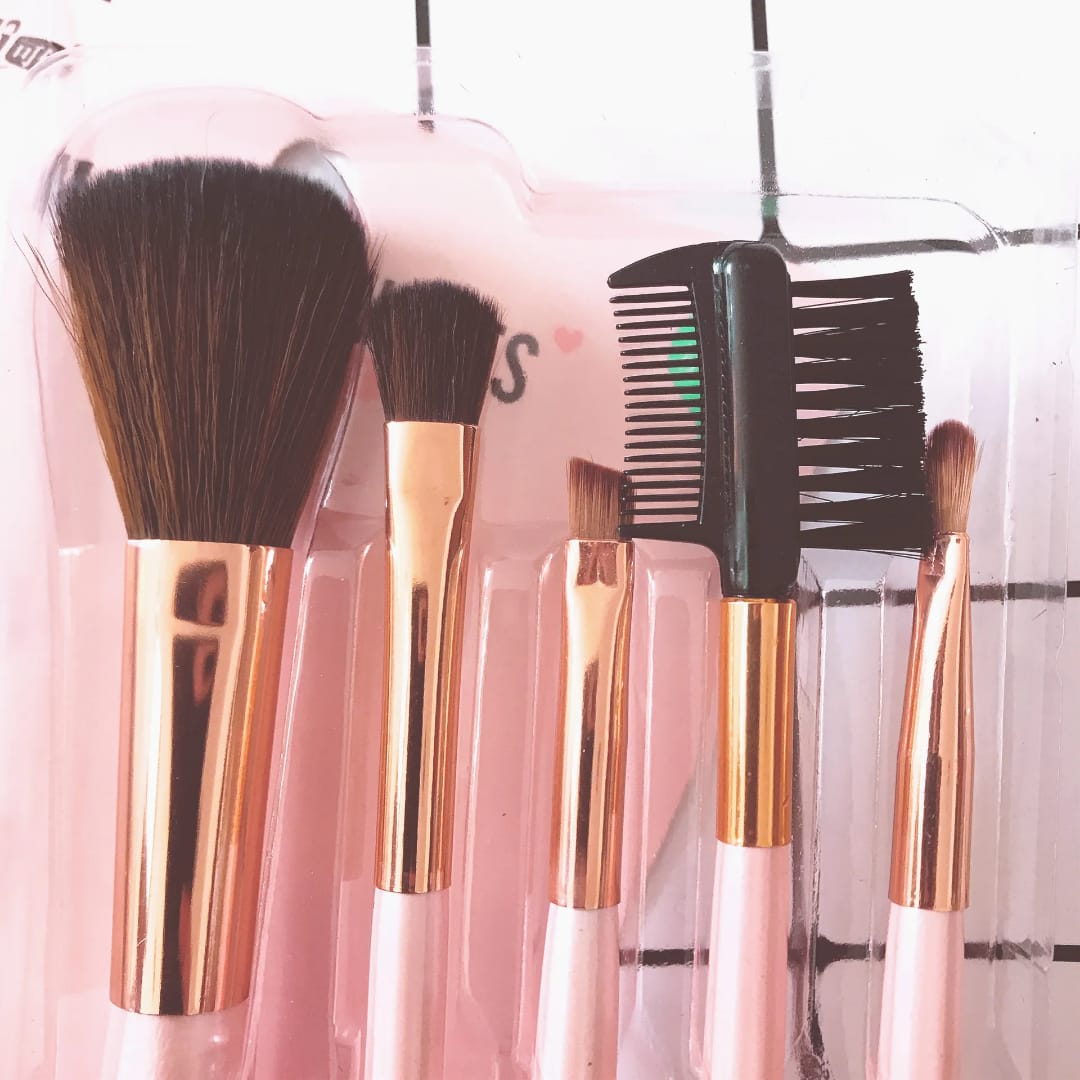 Keli 5PCS Makeup Brush Set with Puff & Brow Comb